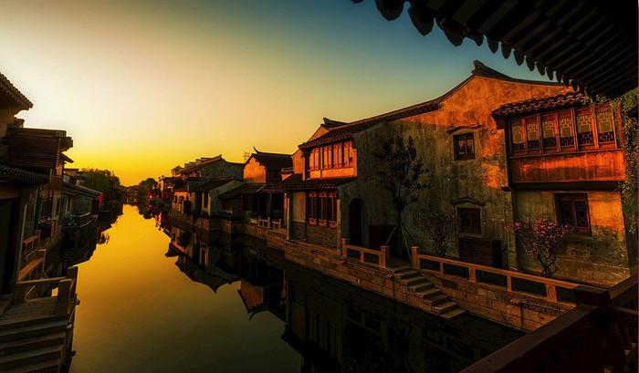 全面推进生态农牧业和生态文化旅游业